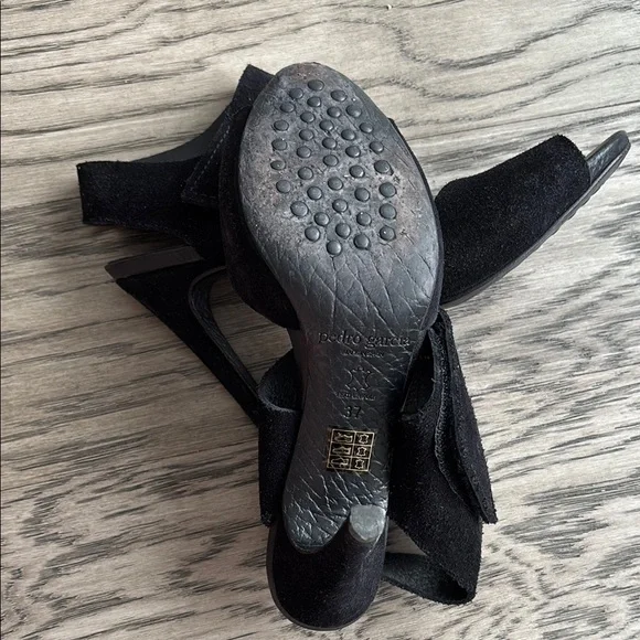 Pedro Garcia Black Sandals with Chunky Heel and Crisscross Straps - Picture 10 of 16